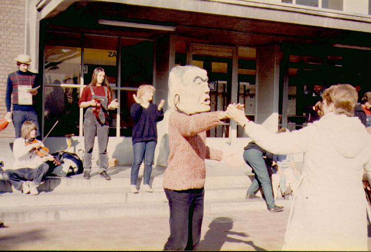 Piet Roossens met masker van Tindemans