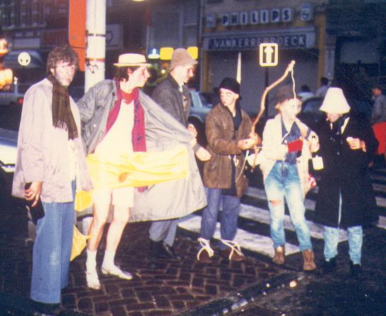 "de clochards" vlnr Alain Pringels, Pé Schatteman, Jan Verbeje, Manuela Van Driessche, Connie Van Vlierbergh en Pascale Pringels (Lokerse Feesten '85)