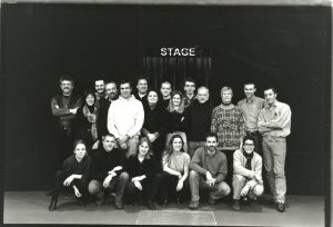 staand vlnr Jean-Pierre De Decker, Yvonne Peiren, Alain Pringels, Daan Hugaert, Mark Peeters, Eddy Vereycken, Magda Cnudde, Mathias Sercu, Miet Van Bocxstaele, Fabrice Delecluse, Luk D'Heu, Martine De Gos, Brecht Callewaert, Niek Kortekaas en zittend vlnr Elise Bundervoet, Tom Van Landuyt, Hilde Heijnen, Mieke De Groote, Guy Van Sande en Mimi De Wilde